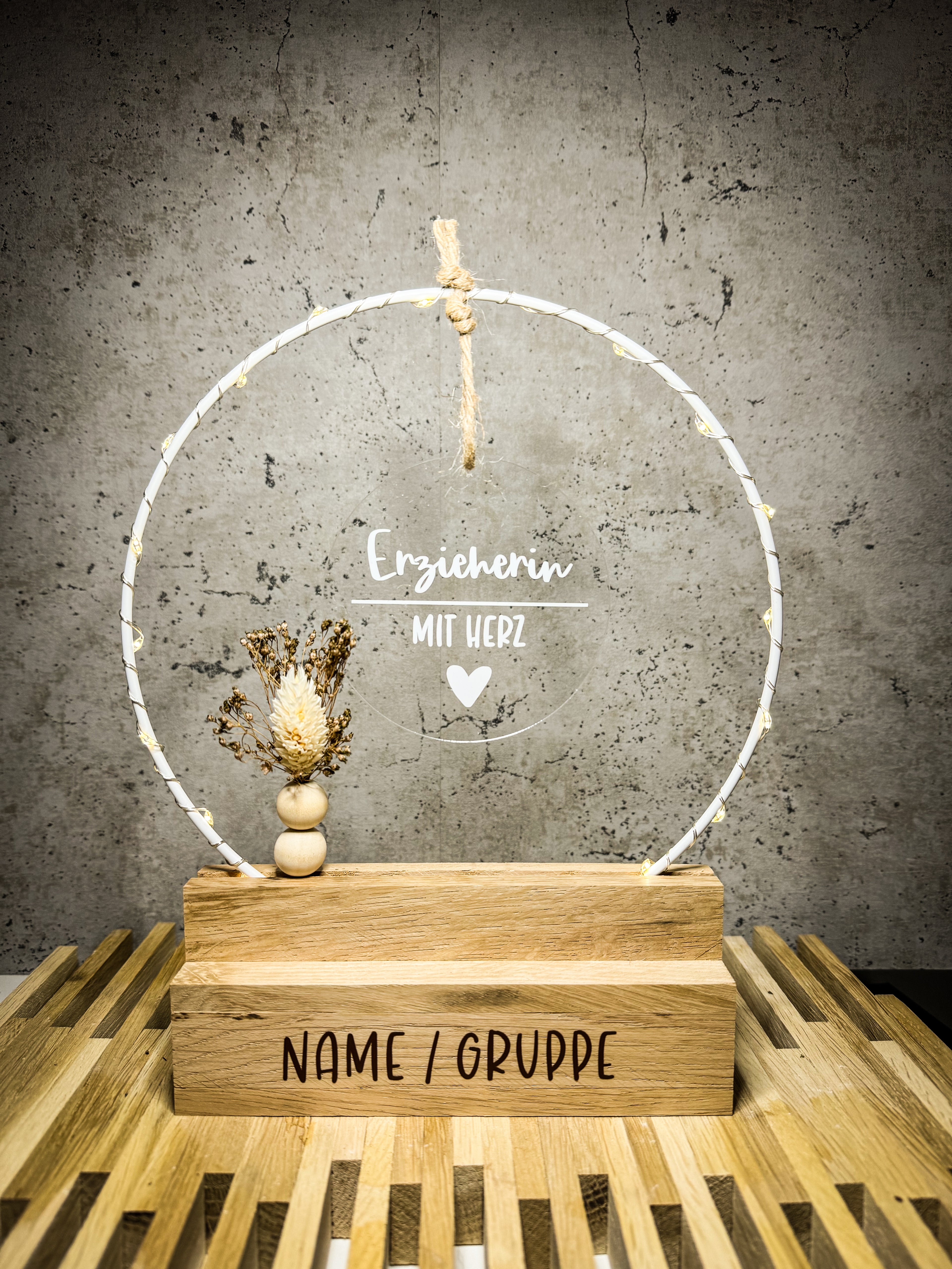 Geschenk für Erzieherin - Handgefertigter Tischbogen 'Erzieherin mit Herz', personalisierbar mit Licht