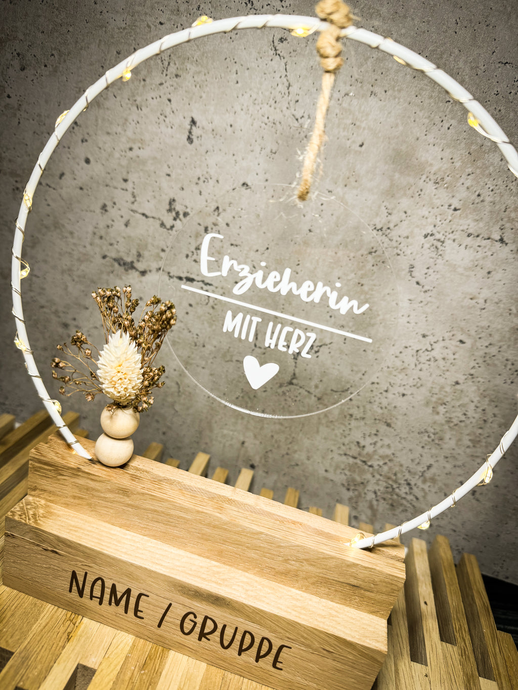 Geschenk für Erzieherin - Handgefertigter Tischbogen 'Erzieherin mit Herz', personalisierbar mit Licht