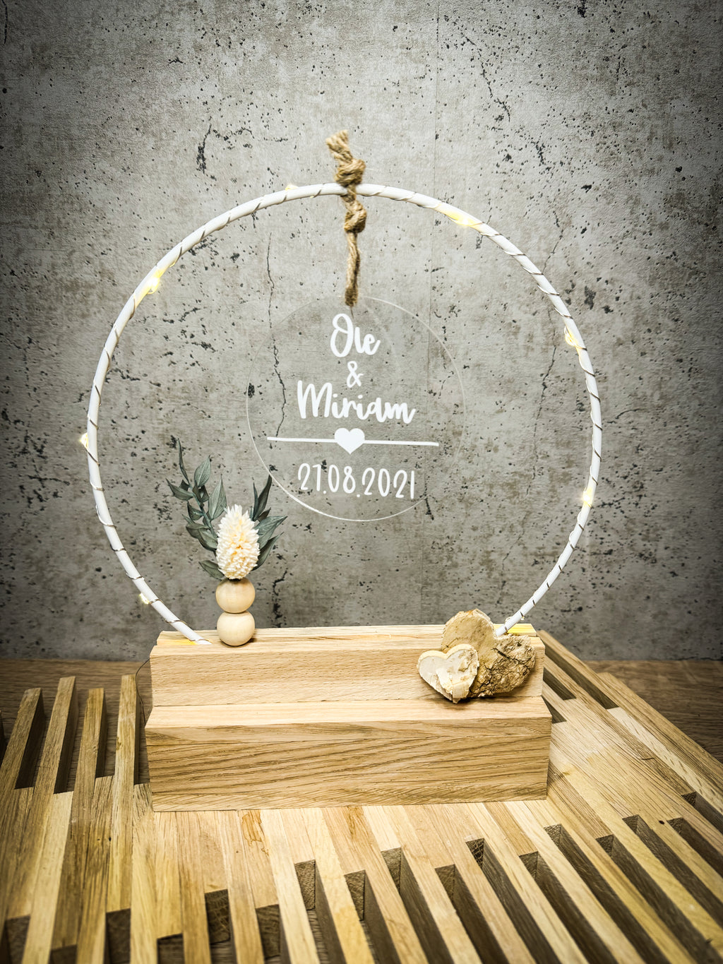 Geschenk zur Hochzeit - Handgefertigter Tischbogen für Brautpaar, personalisierbar mit Licht