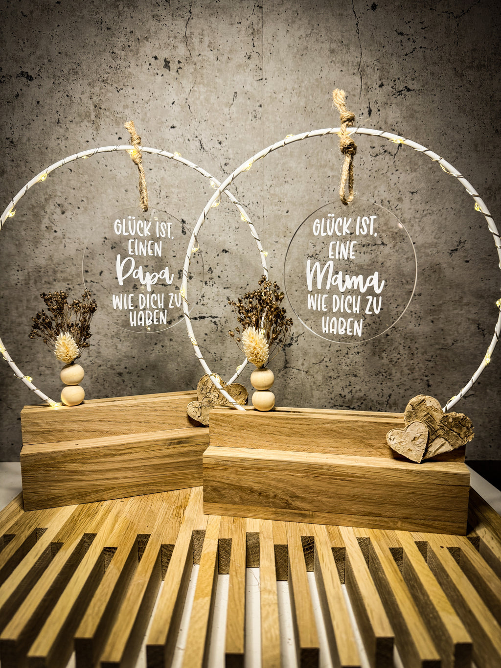 Geschenk für Mama und Papa - Handgefertigter Tischbogen 'Glück ist eine Mama/einen Papa wie dich zu haben' mit Licht