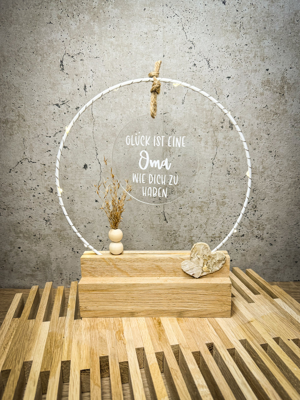 Geschenk für Oma - Handgefertigter Tischbogen 'Glück ist eine Oma wie dich zu haben' mit Licht