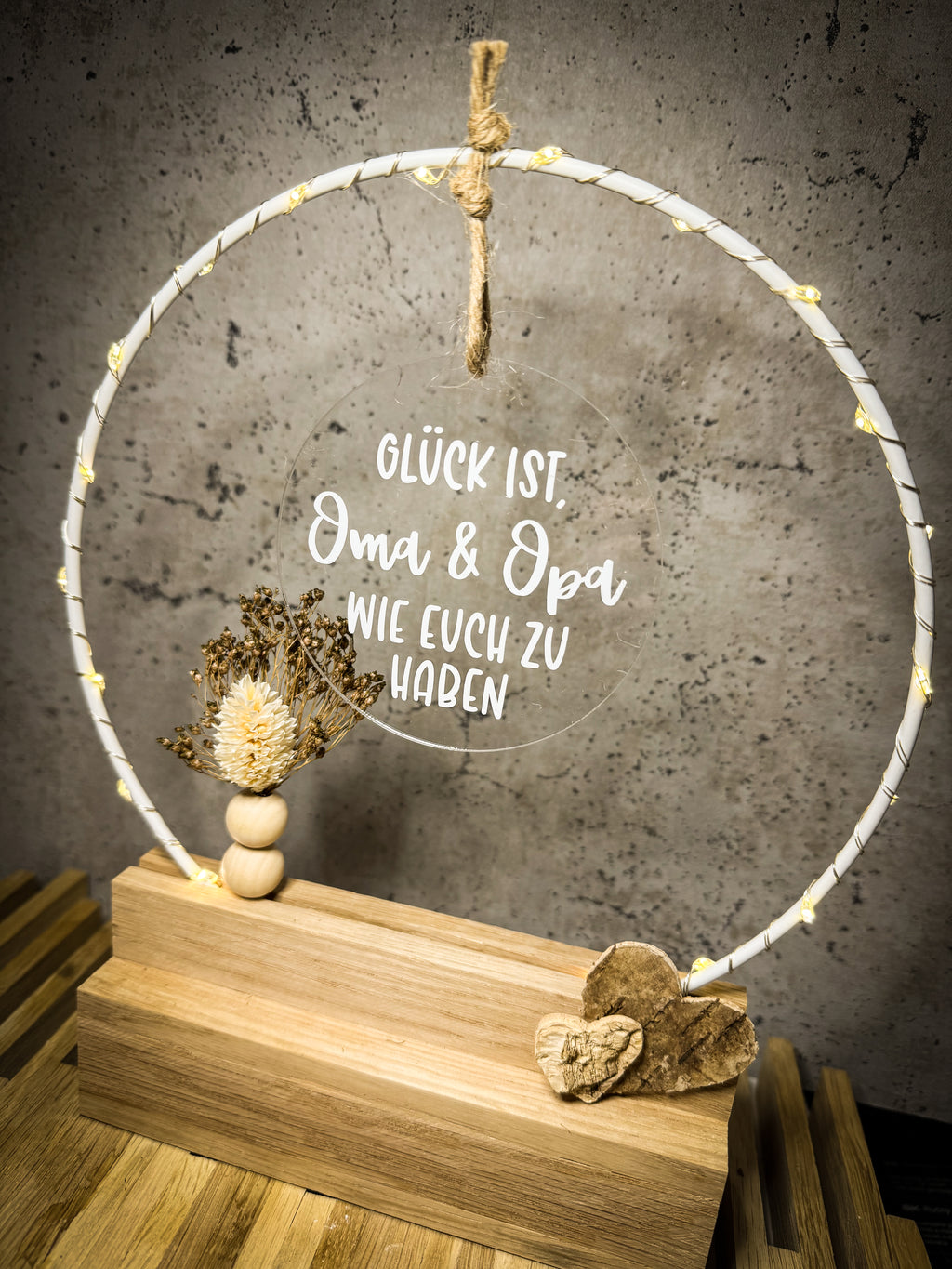 Geschenk für Oma und Opa - Handgefertigter Tischbogen 'Glück ist Oma und Opa wie euch zu haben' mit Licht
