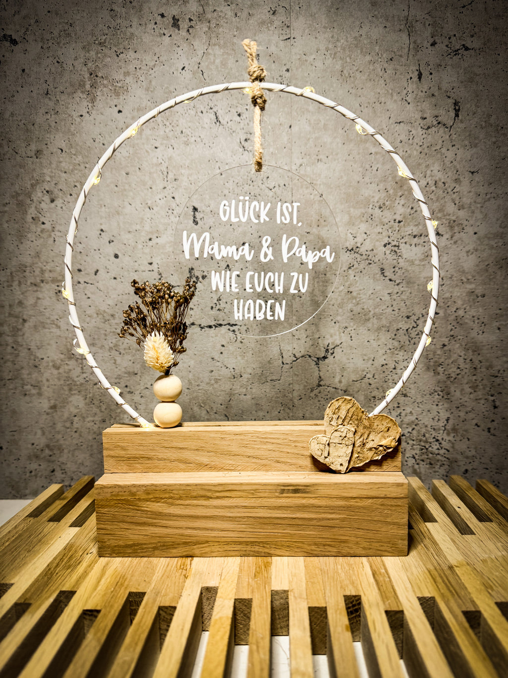 Geschenk für Mama und Papa - Handgefertigter Tischbogen 'Glück ist Mama und Papa wie euch zu haben' mit Licht