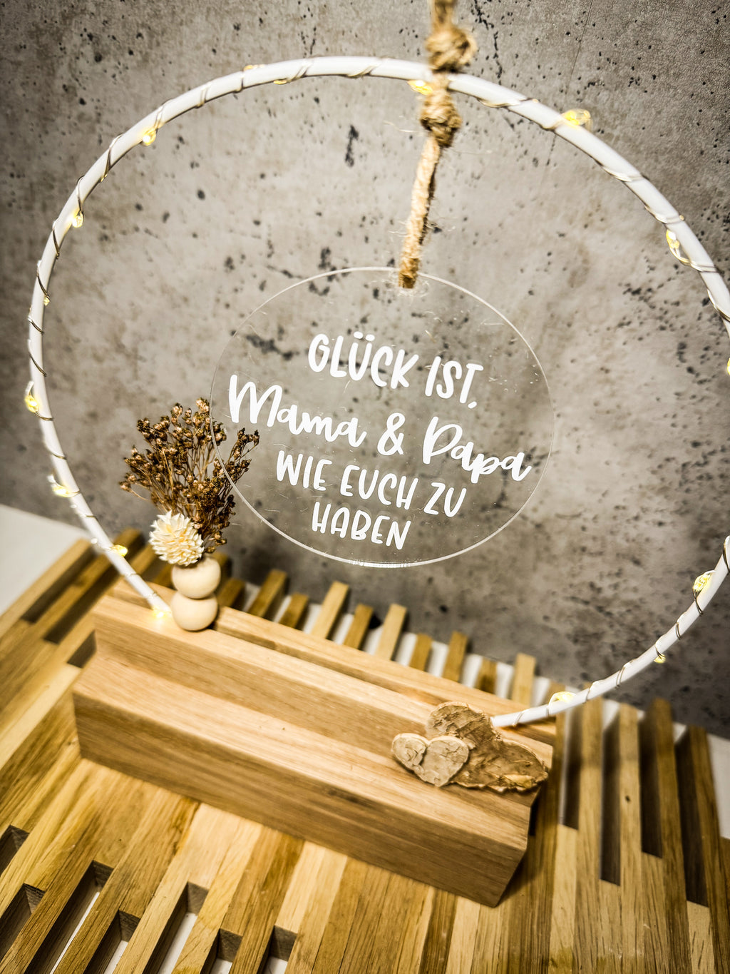 Geschenk für Mama und Papa - Handgefertigter Tischbogen 'Glück ist Mama und Papa wie euch zu haben' mit Licht