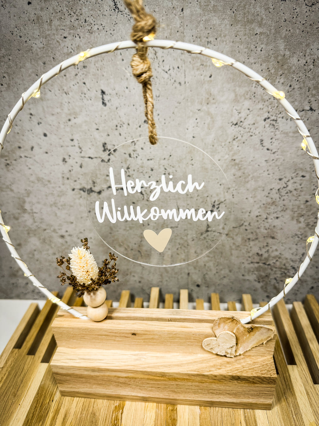 Geschenk zum Einzug - Handgefertigter Tischbogen 'Herzlich Willkommen' mit Licht