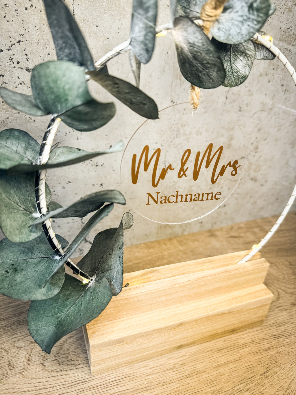 Personalisierter Hochzeitsbogen Mr & Mrs - Handgefertigtes Geschenk zur Hochzeit mit Namen