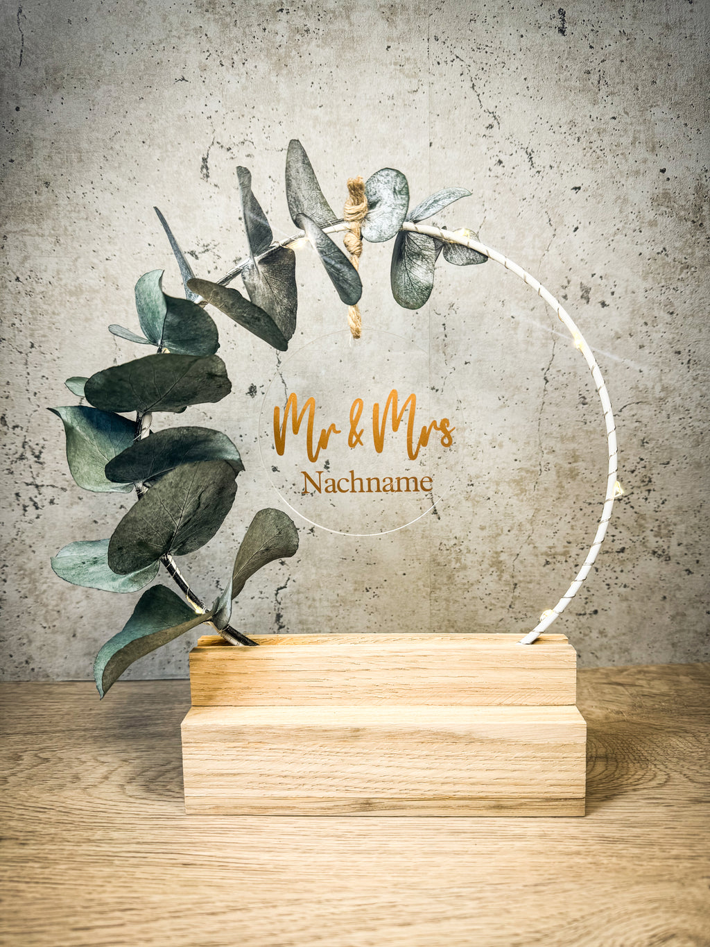 Personalisierter Hochzeitsbogen Mr & Mrs - Handgefertigtes Geschenk zur Hochzeit mit Namen