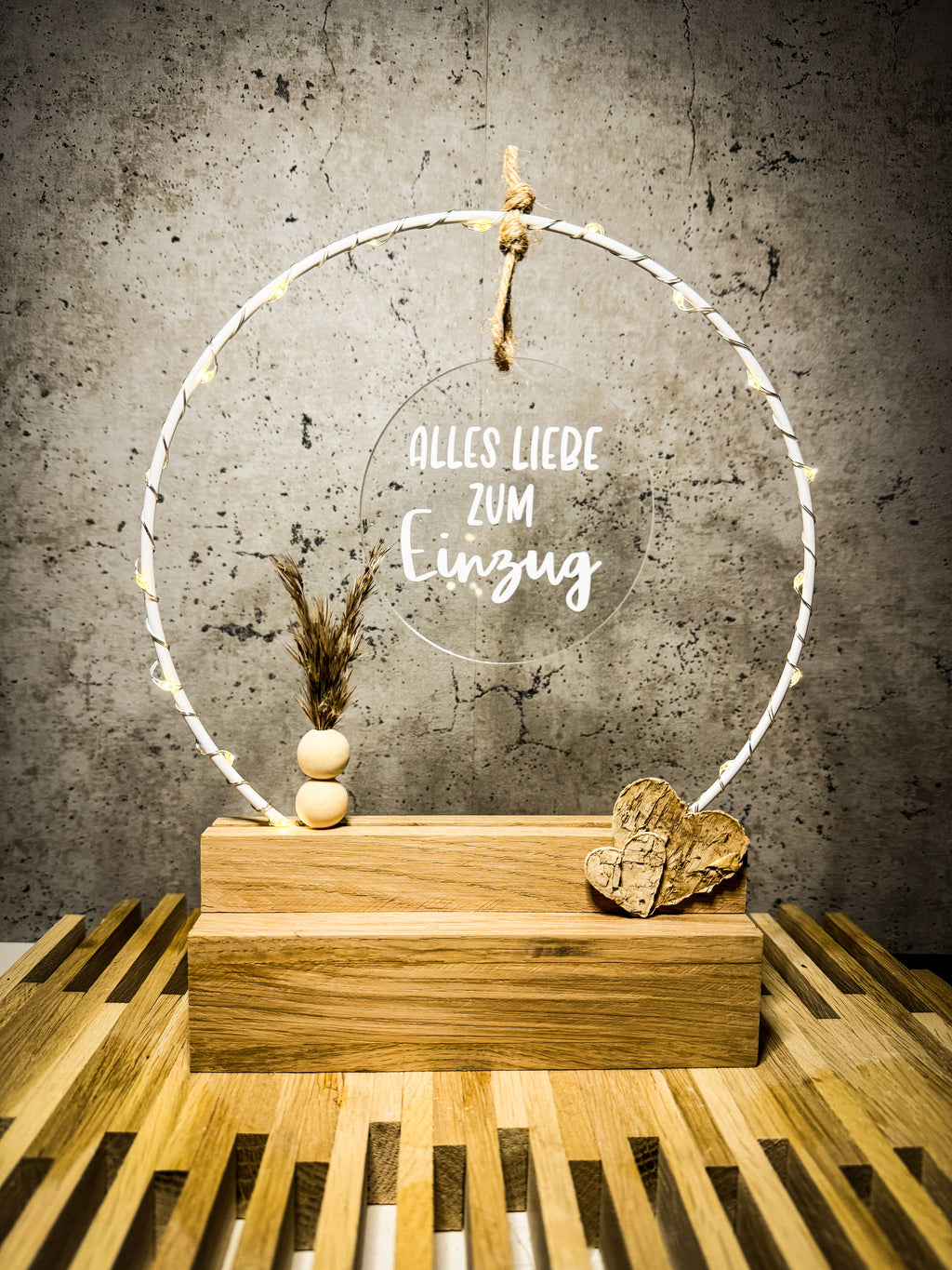 Geschenk zum Einzug - Handgefertigter Tischbogen 'Alles Liebe zum Einzug', personalisierbar mit Licht
