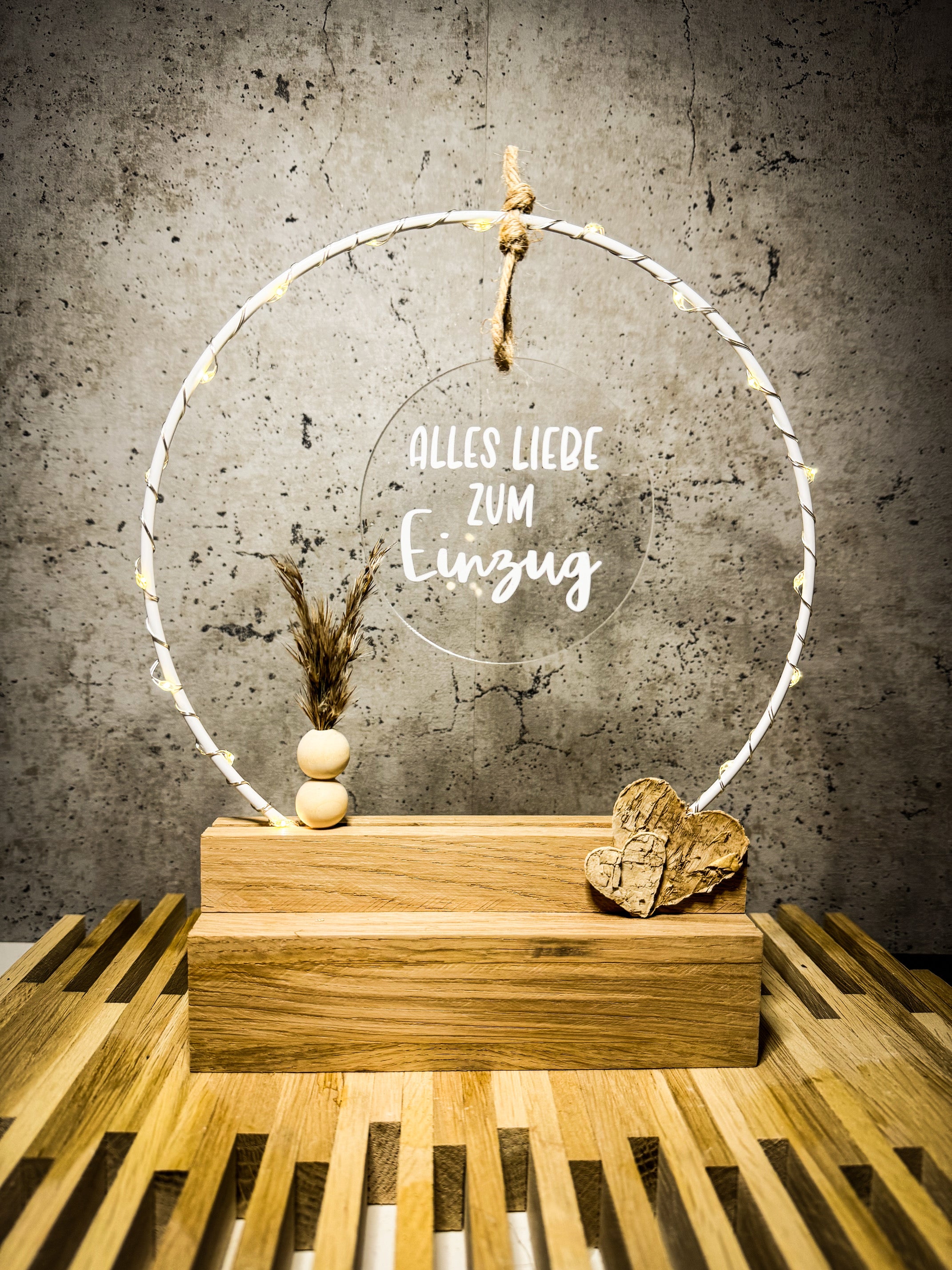 Geschenk zum Einzug - Handgefertigter Tischbogen 'Alles Liebe zum Einzug', personalisierbar mit Licht