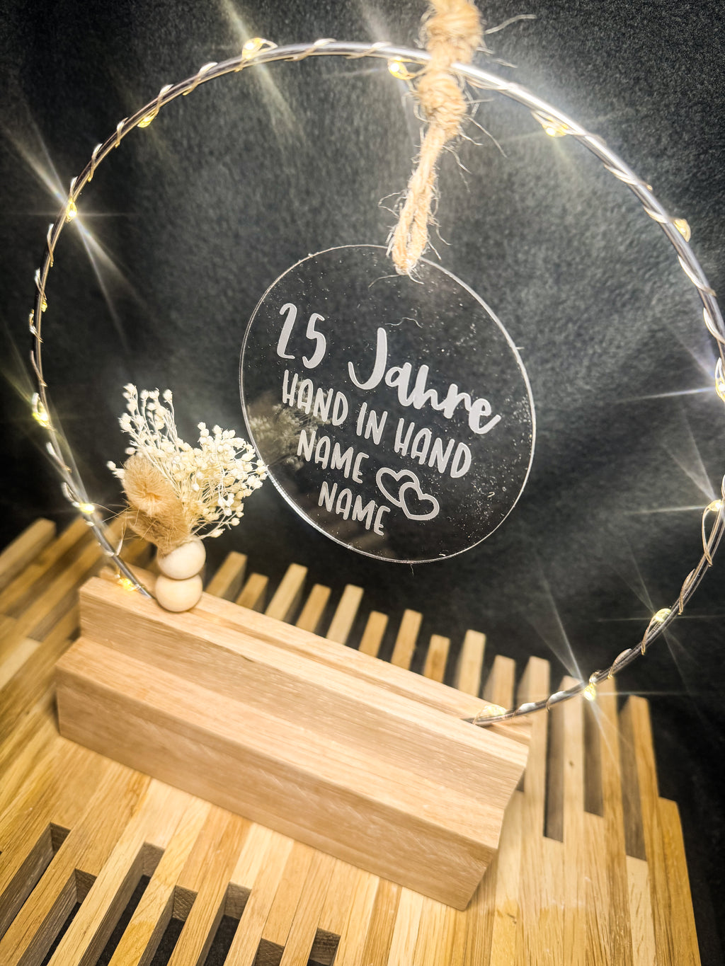 Geschenk zur Silberhochzeit - Handgefertigter Tischbogen '25 Jahre Hand in Hand', personalisierbar mit Licht