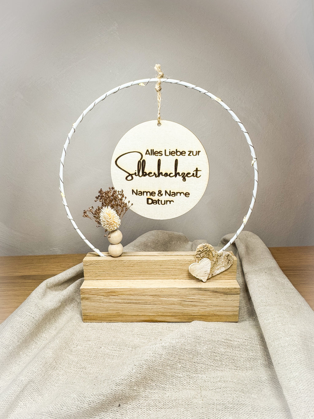 Geschenk zur Silberhochzeit - Handgefertigter Tischbogen zum 25. Hochzeitstag, personalisierbar mit Licht