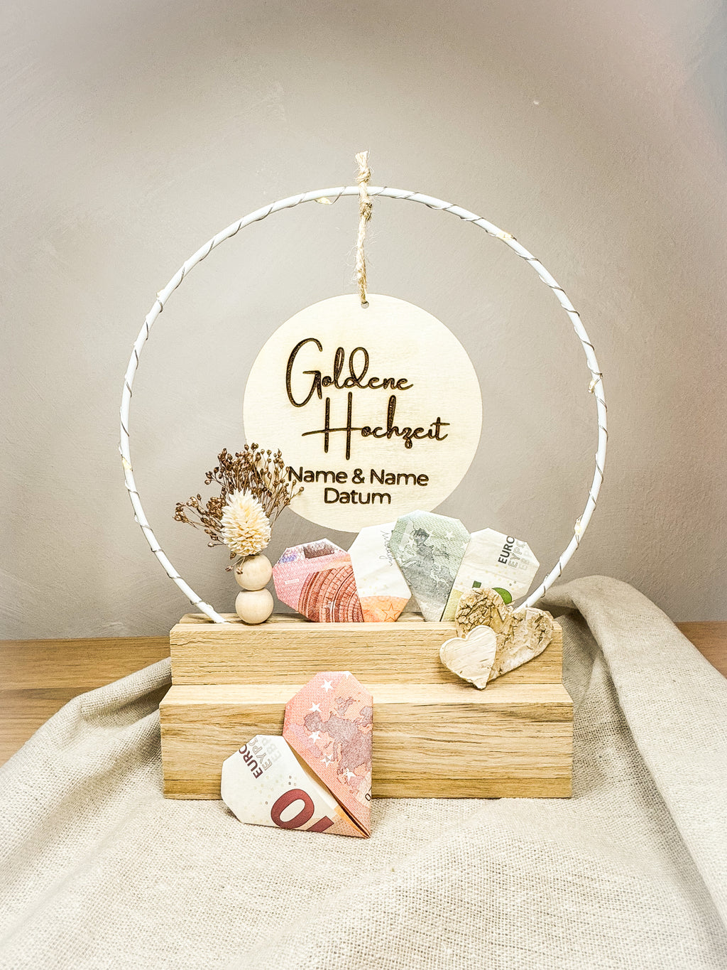 Personalisiertes Geschenk zur Goldenen Hochzeit - Handgefertigter Tischbogen mit Gravur & Licht