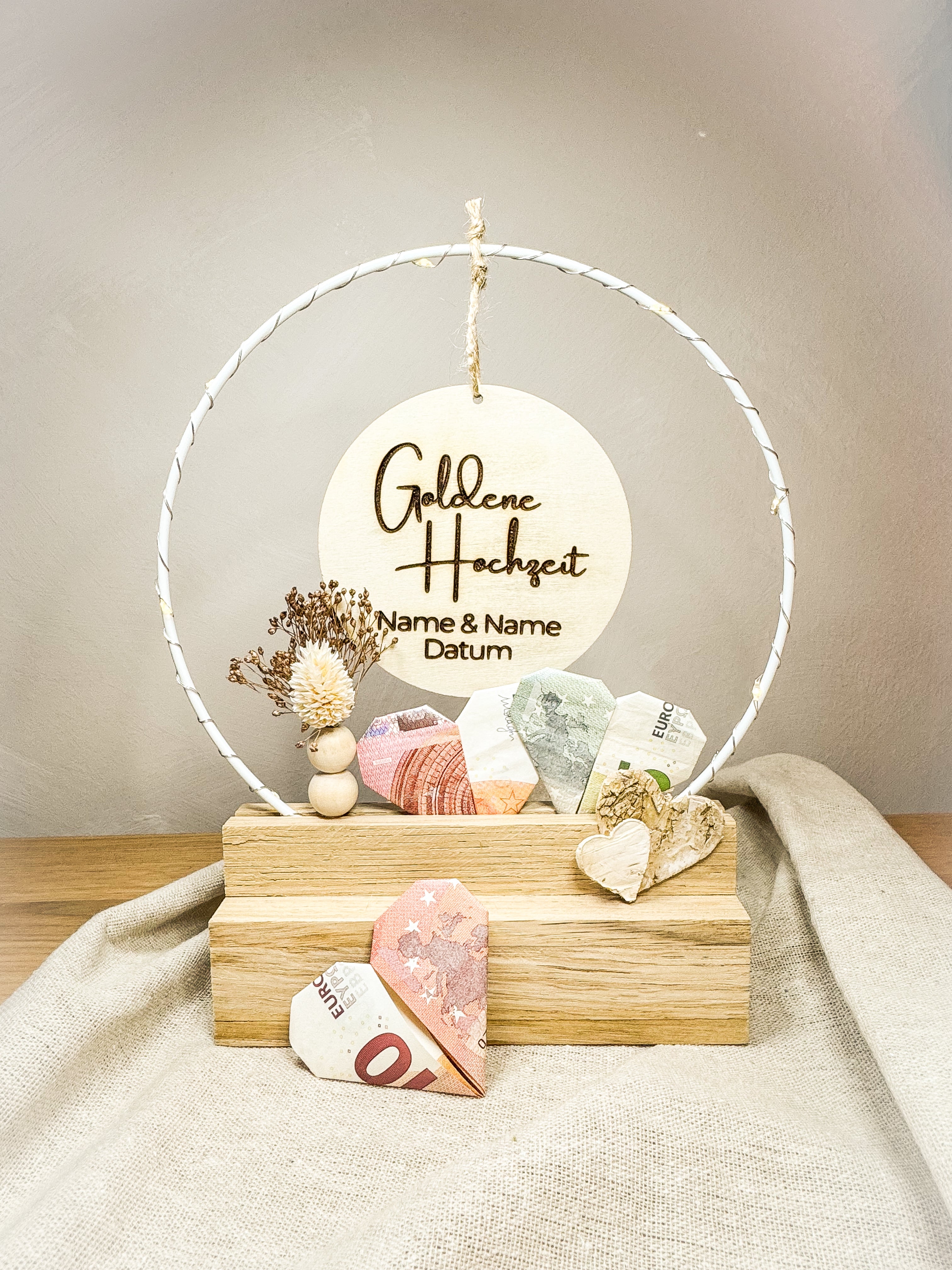 Personalisiertes Geschenk zur Goldenen Hochzeit - Handgefertigter Tischbogen mit Gravur & Licht