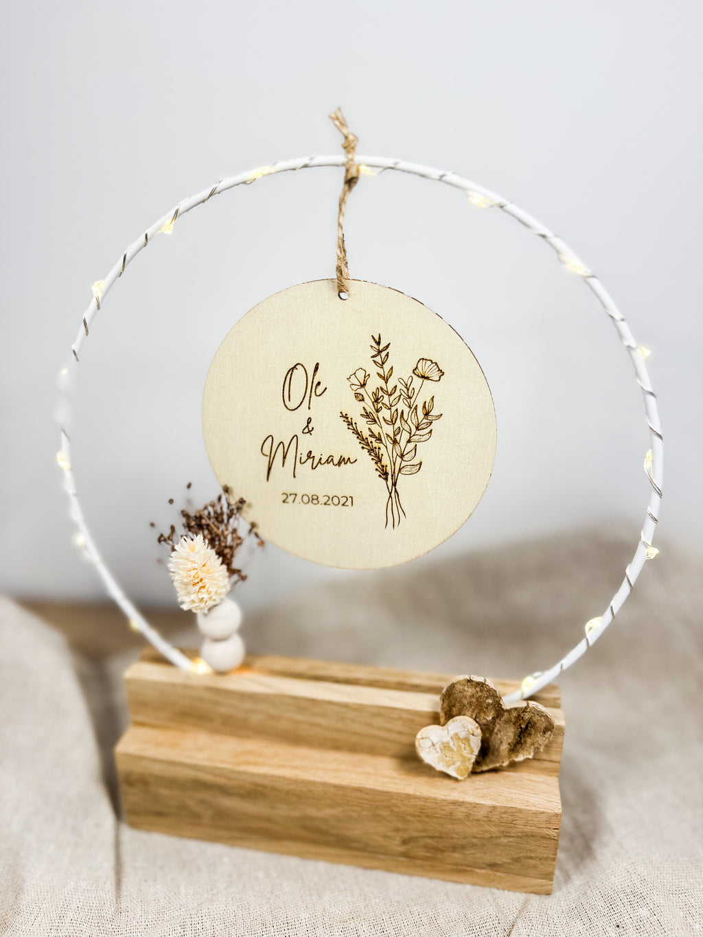 Personalisierter Hochzeitsbogen - Handgefertigtes Geschenk zur Hochzeit & Verlobung mit Namen