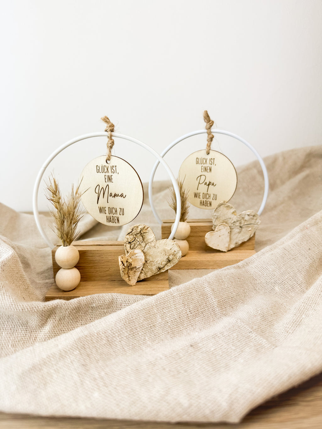 Geschenk für Mama und Papa - Handgefertigte Holzdeko 'Glück ist eine Mama/einen Papa wie dich zu haben'