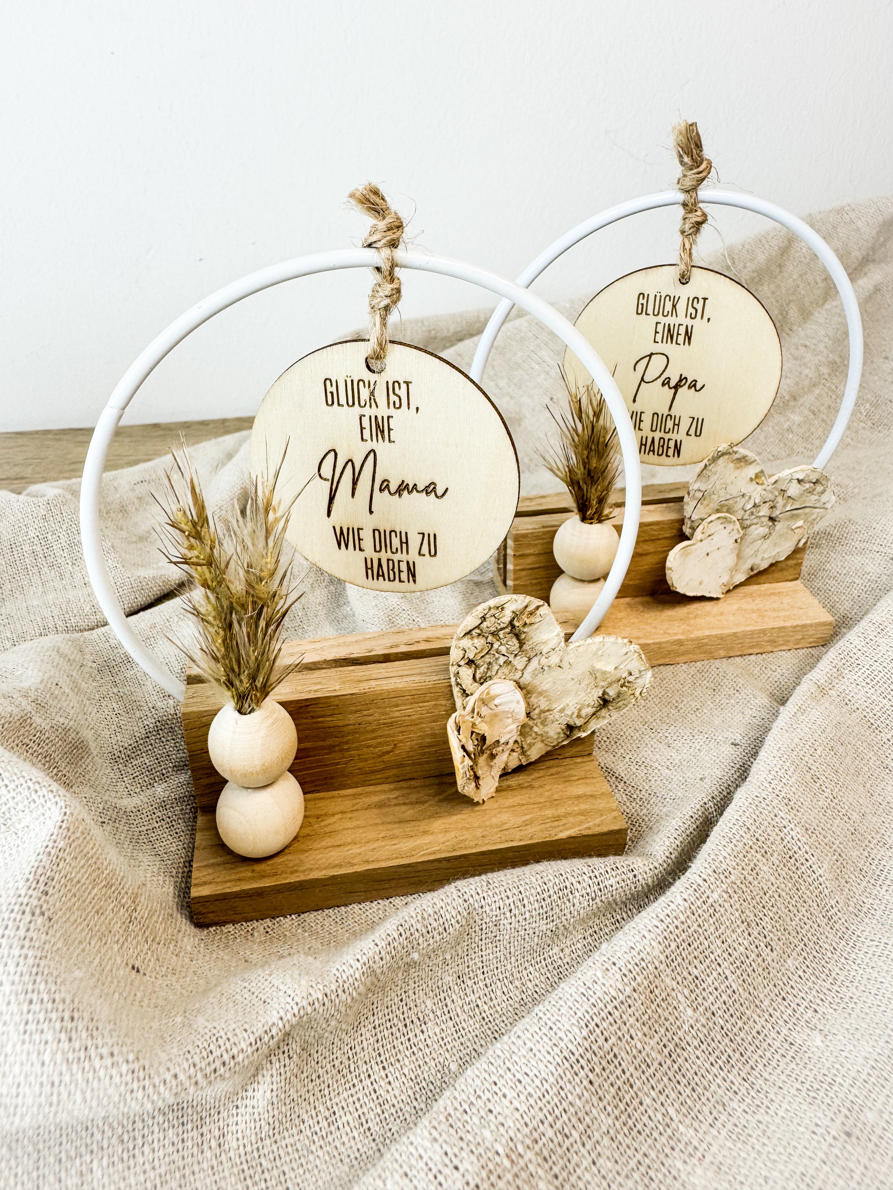 Geschenk für Mama und Papa - Handgefertigte Holzdeko 'Glück ist eine Mama/einen Papa wie dich zu haben'