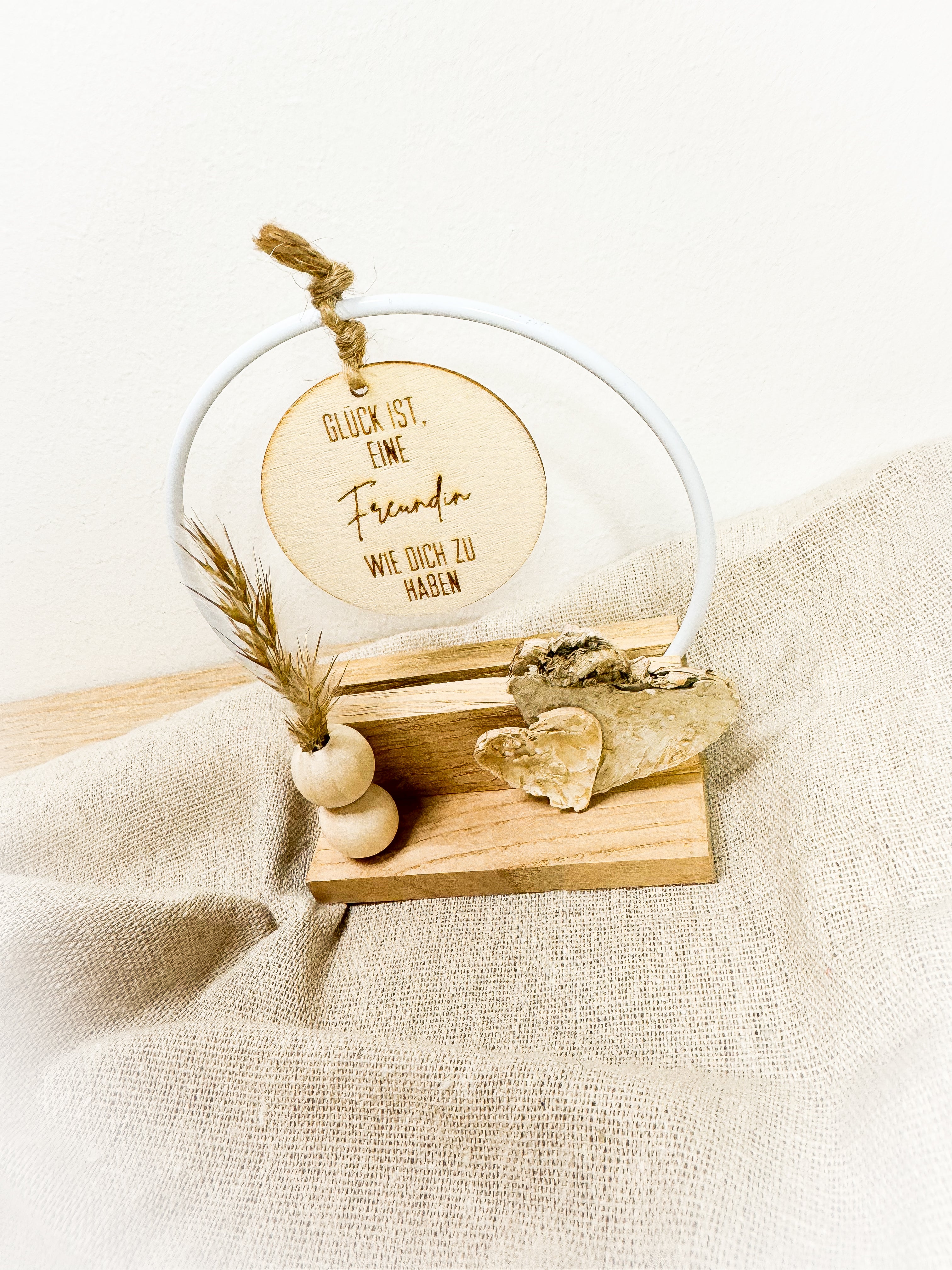 Geschenk für Freundin - Handgefertigte Holzdeko 'Glück ist eine Freundin wie dich zu haben'