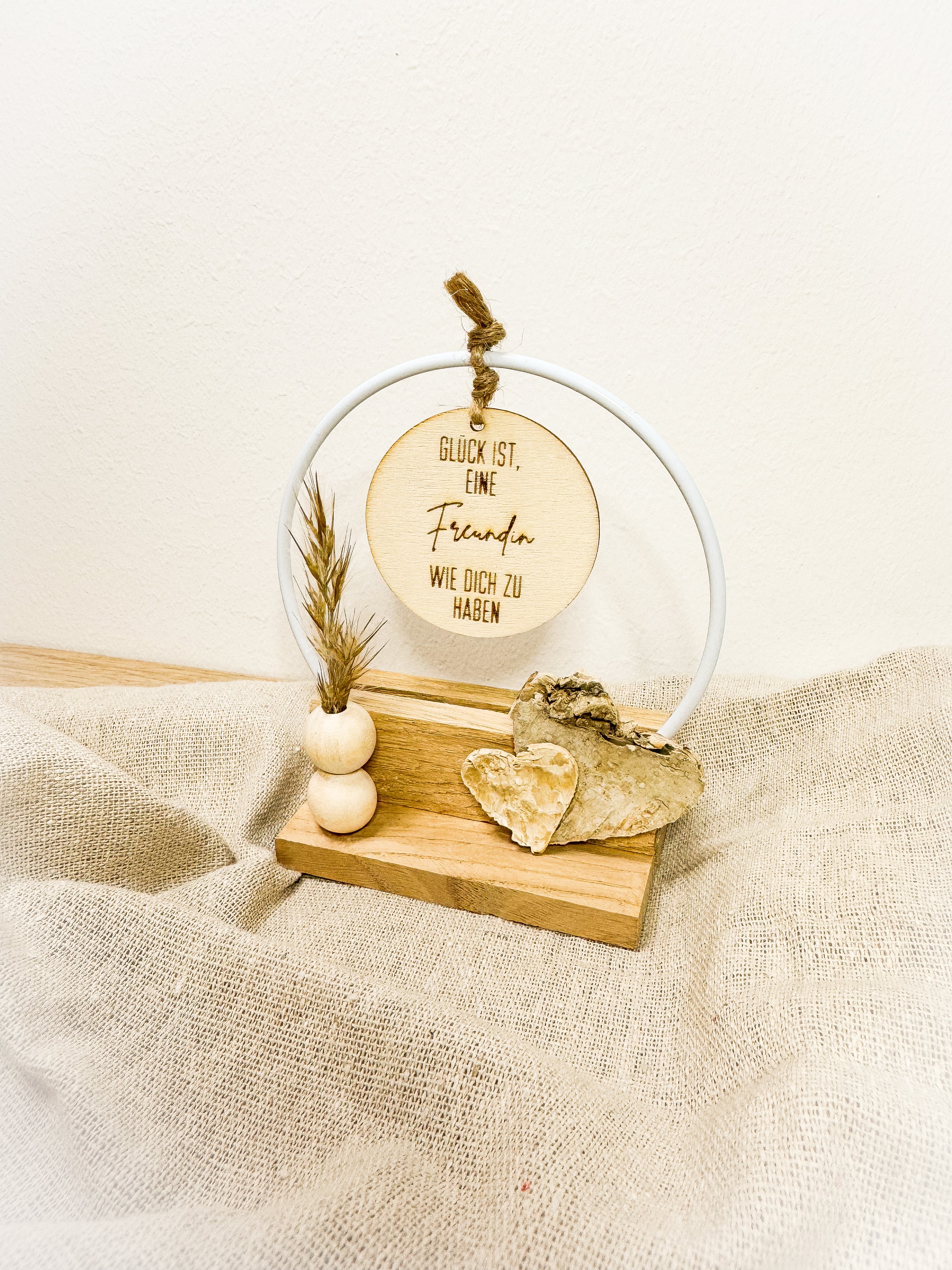 Geschenk für Freundin - Handgefertigte Holzdeko 'Glück ist eine Freundin wie dich zu haben'