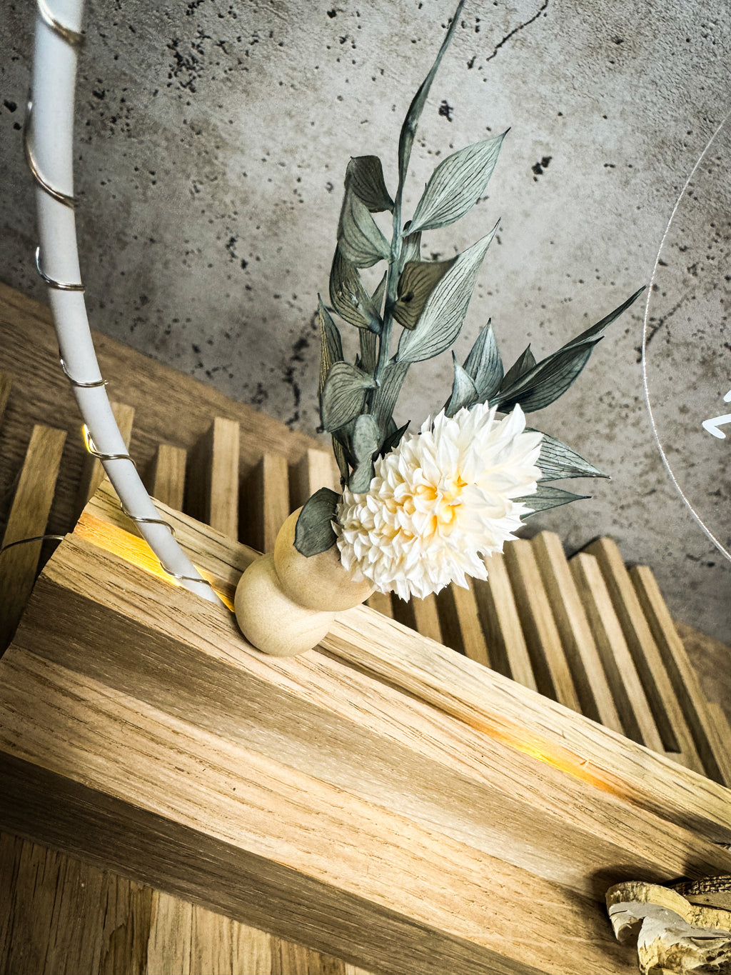 Geschenk zur Hochzeit - Handgefertigter Tischbogen für Brautpaar, personalisierbar mit Licht