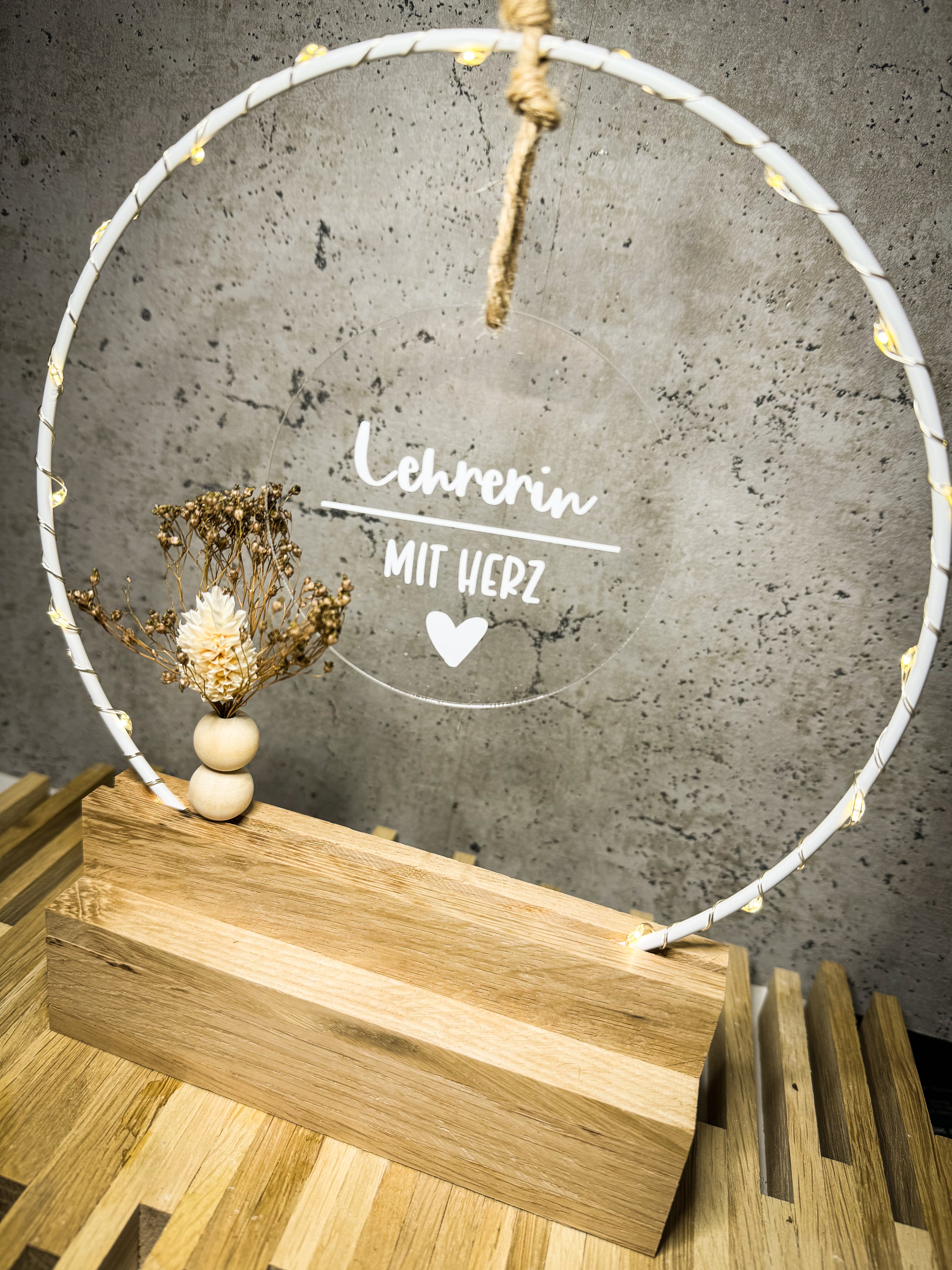 Geschenk für Lehrerin - Handgefertigter Tischbogen 'Lehrerin mit Herz', personalisierbar mit Licht