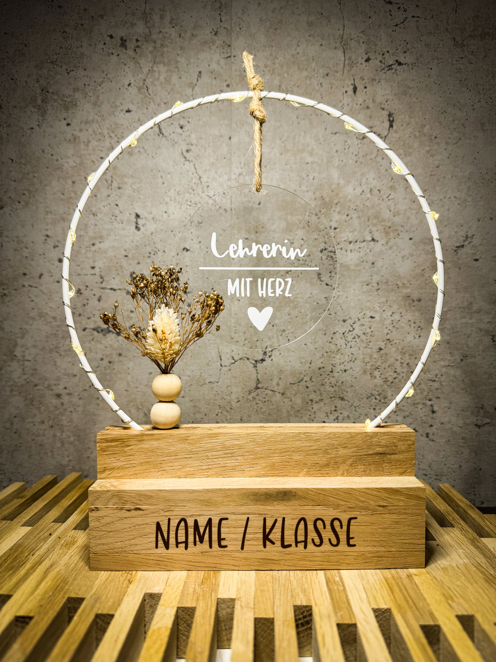 Geschenk für Lehrerin - Handgefertigter Tischbogen 'Lehrerin mit Herz', personalisierbar mit Licht