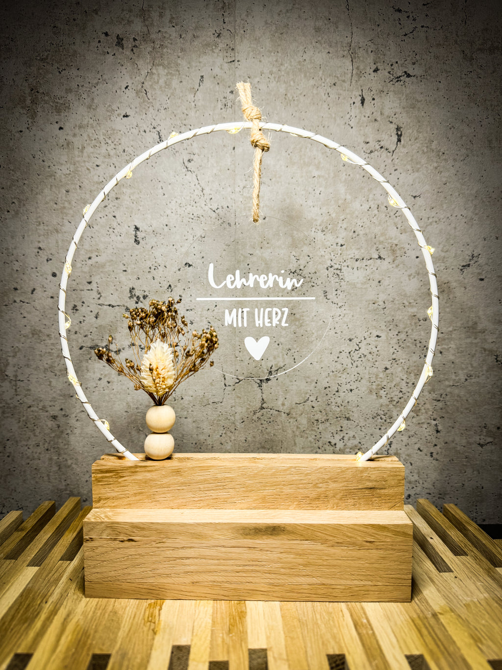 Geschenk für Lehrerin - Handgefertigter Tischbogen 'Lehrerin mit Herz', personalisierbar mit Licht