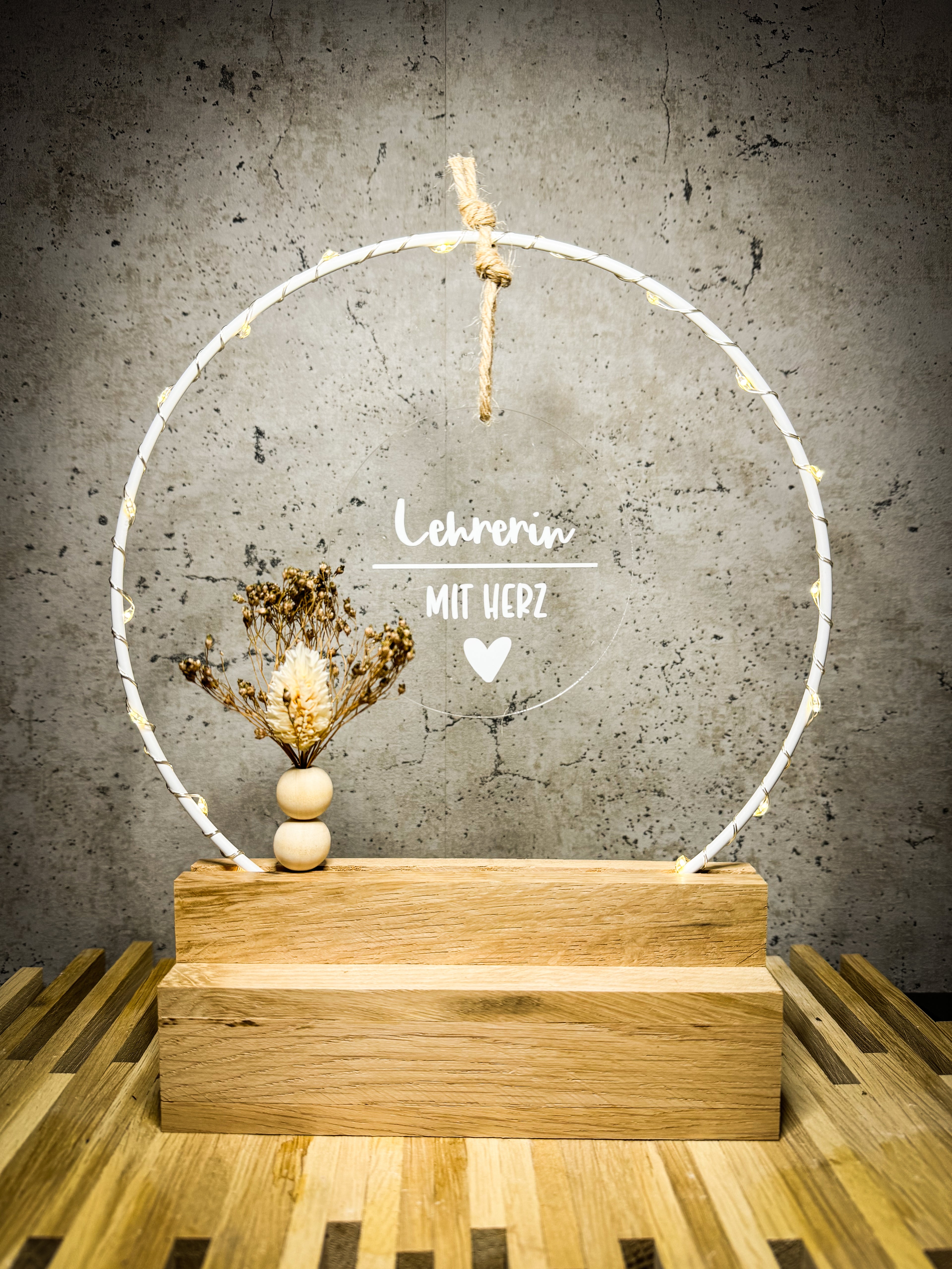 Geschenk für Lehrerin - Handgefertigter Tischbogen 'Lehrerin mit Herz', personalisierbar mit Licht